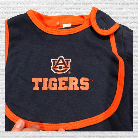 Auburn Tigers Baby Outfit 3pc Set 24M Bodysuit Bib Booties NWT - Picture 4 of 5